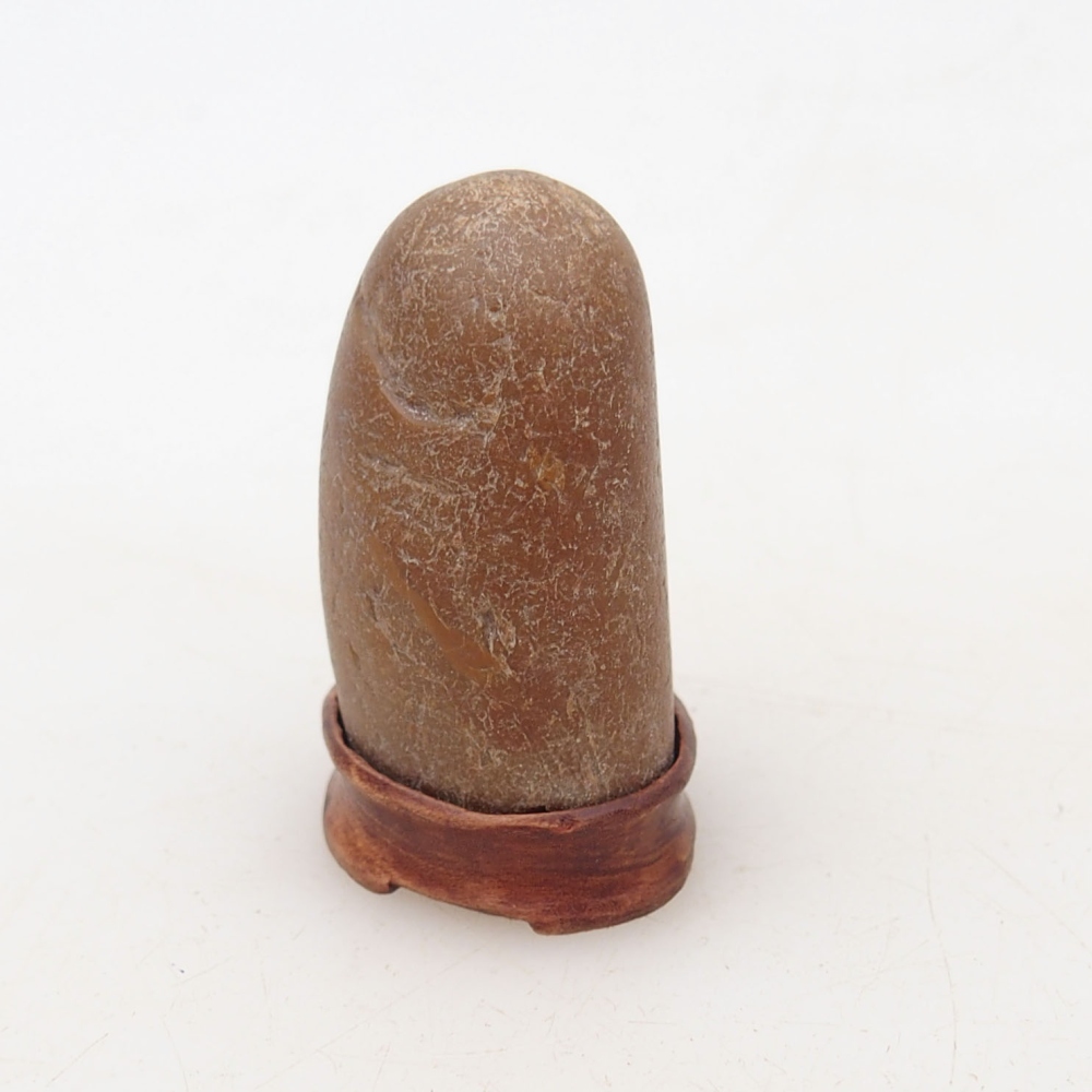 Suiseki - Steen met DAI (houten basis)