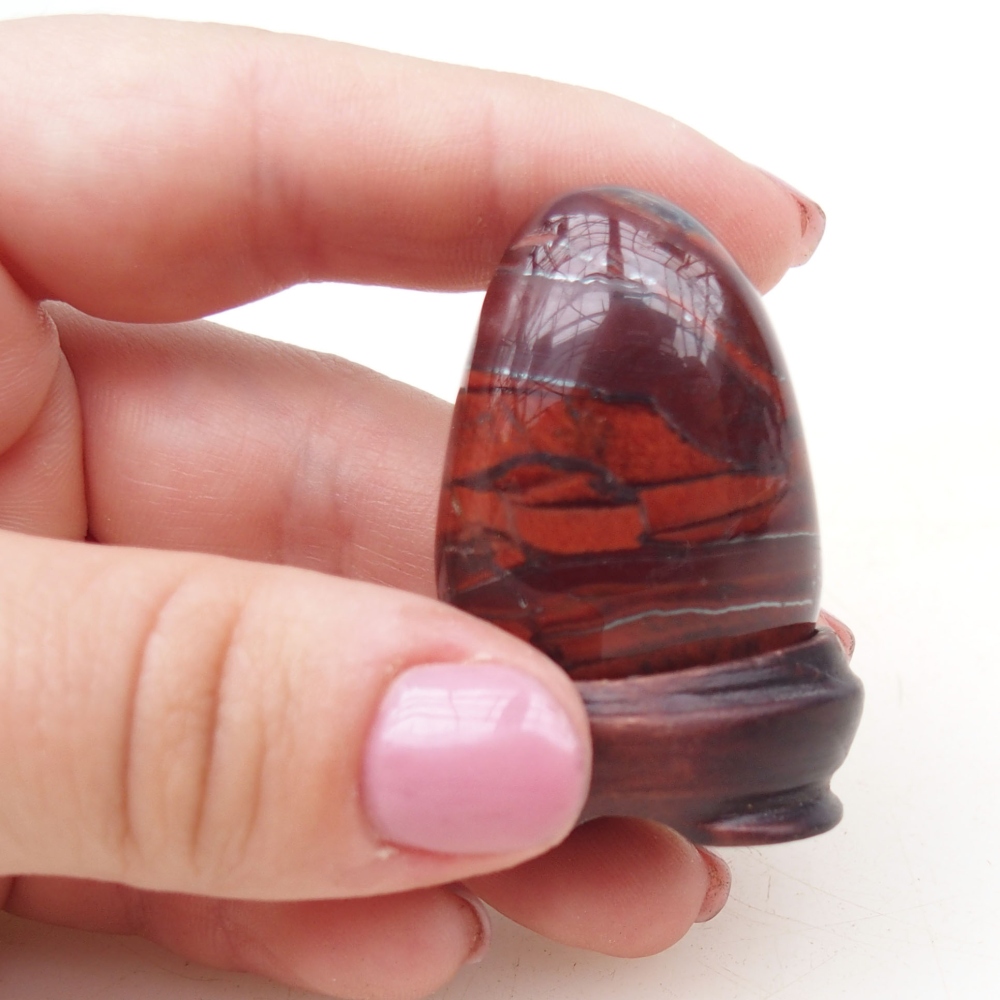 Suiseki - Steen met DAI (houten basis)