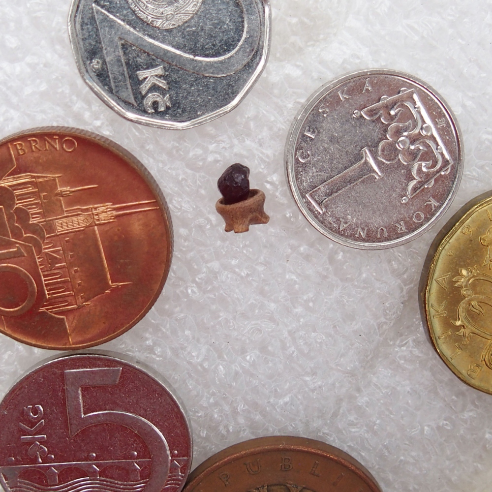 Suiseki - Steen met DAI (houten basis)