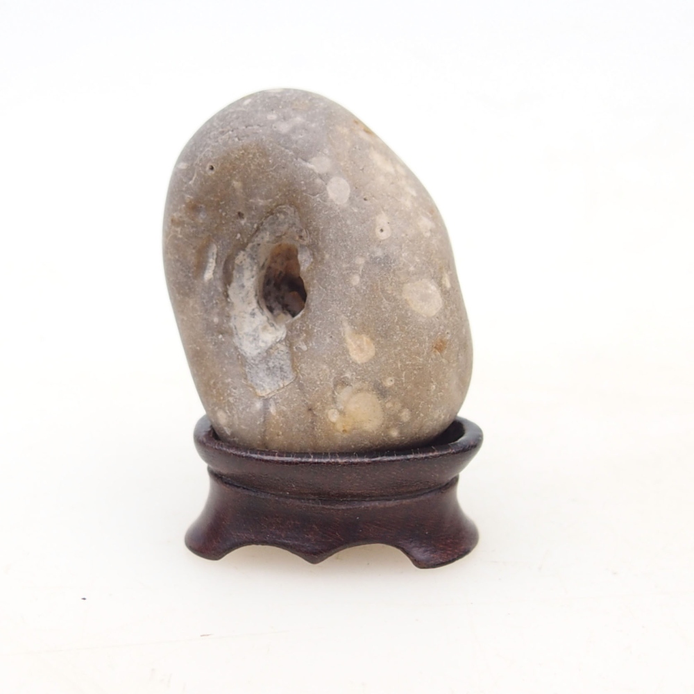 Suiseki - Steen met DAI (houten basis)