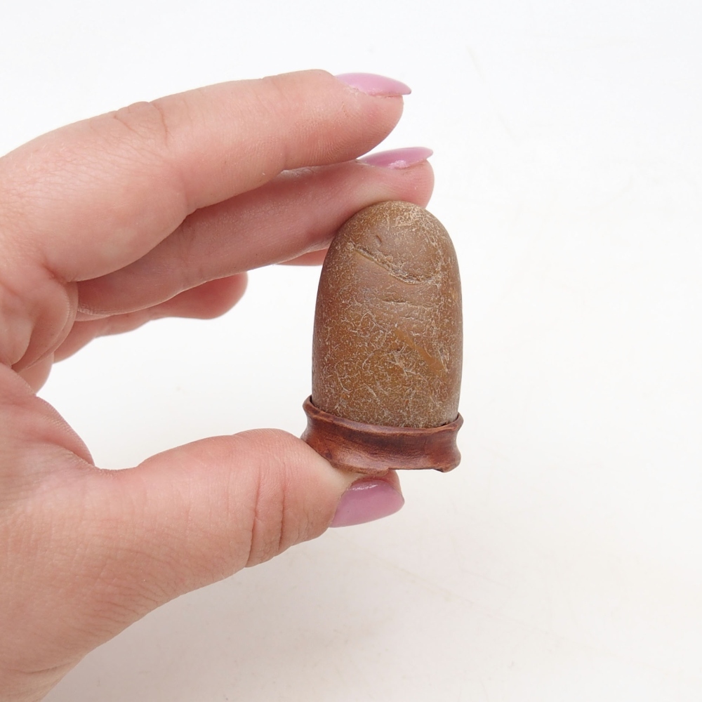 Suiseki - Steen met DAI (houten basis)