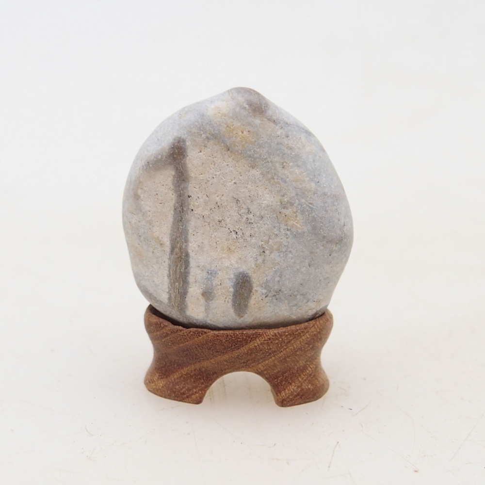 Suiseki - Steen met DAI (houten basis)