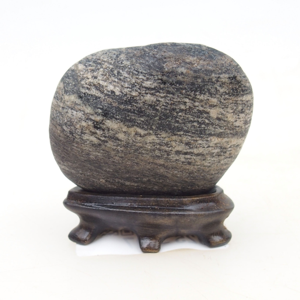 Suiseki - Steen met DAI (houten basis)