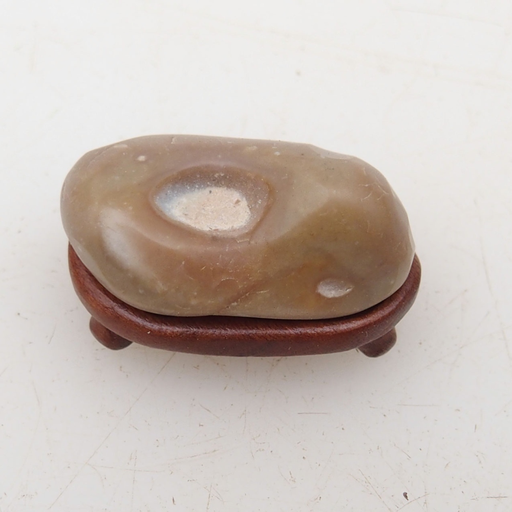 Suiseki - Steen met DAI (houten basis)