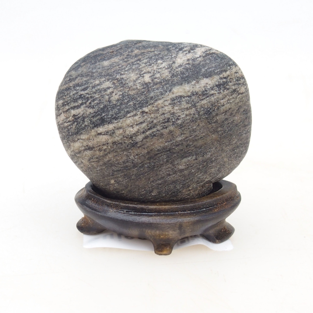 Suiseki - Steen met DAI (houten basis)