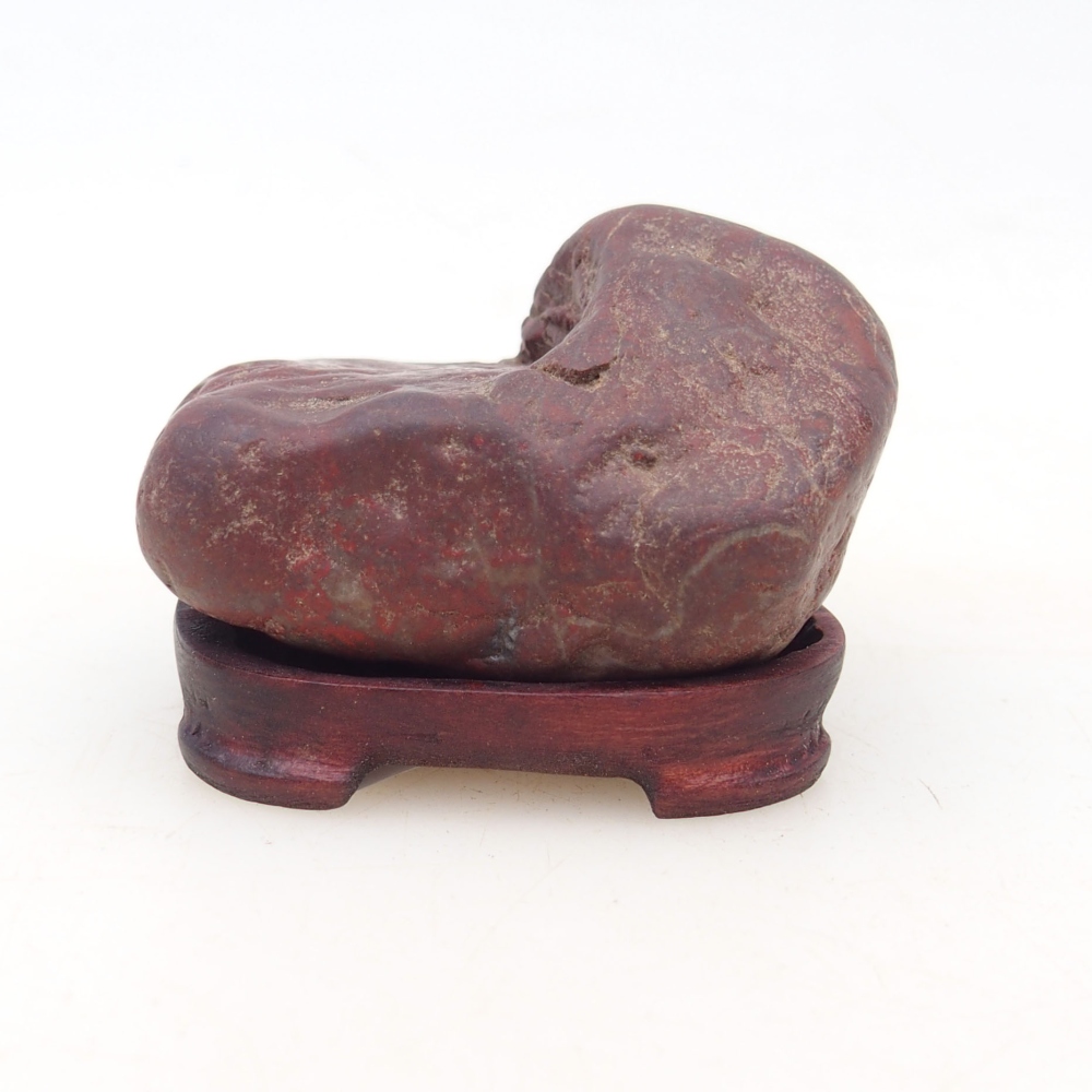 Suiseki - Steen met DAI (houten basis)