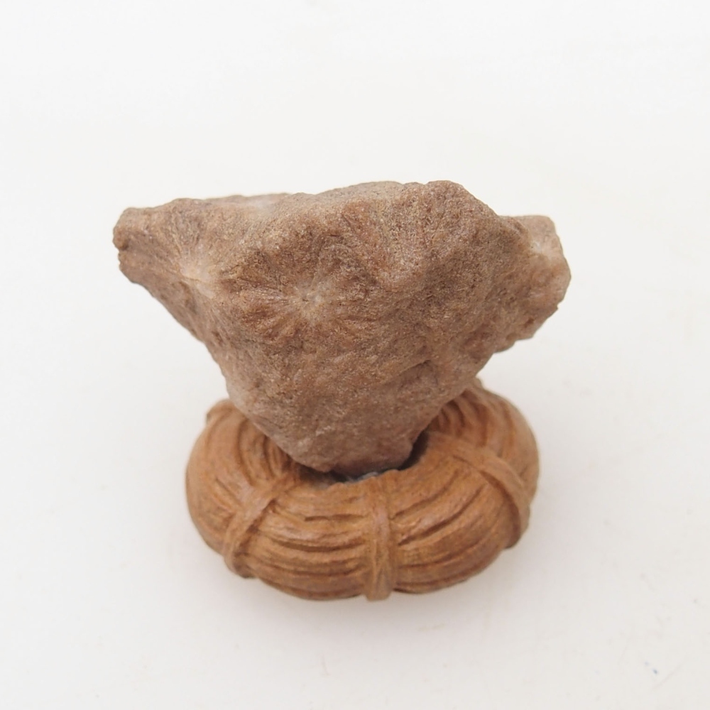 Suiseki - Steen met DAI (houten basis)