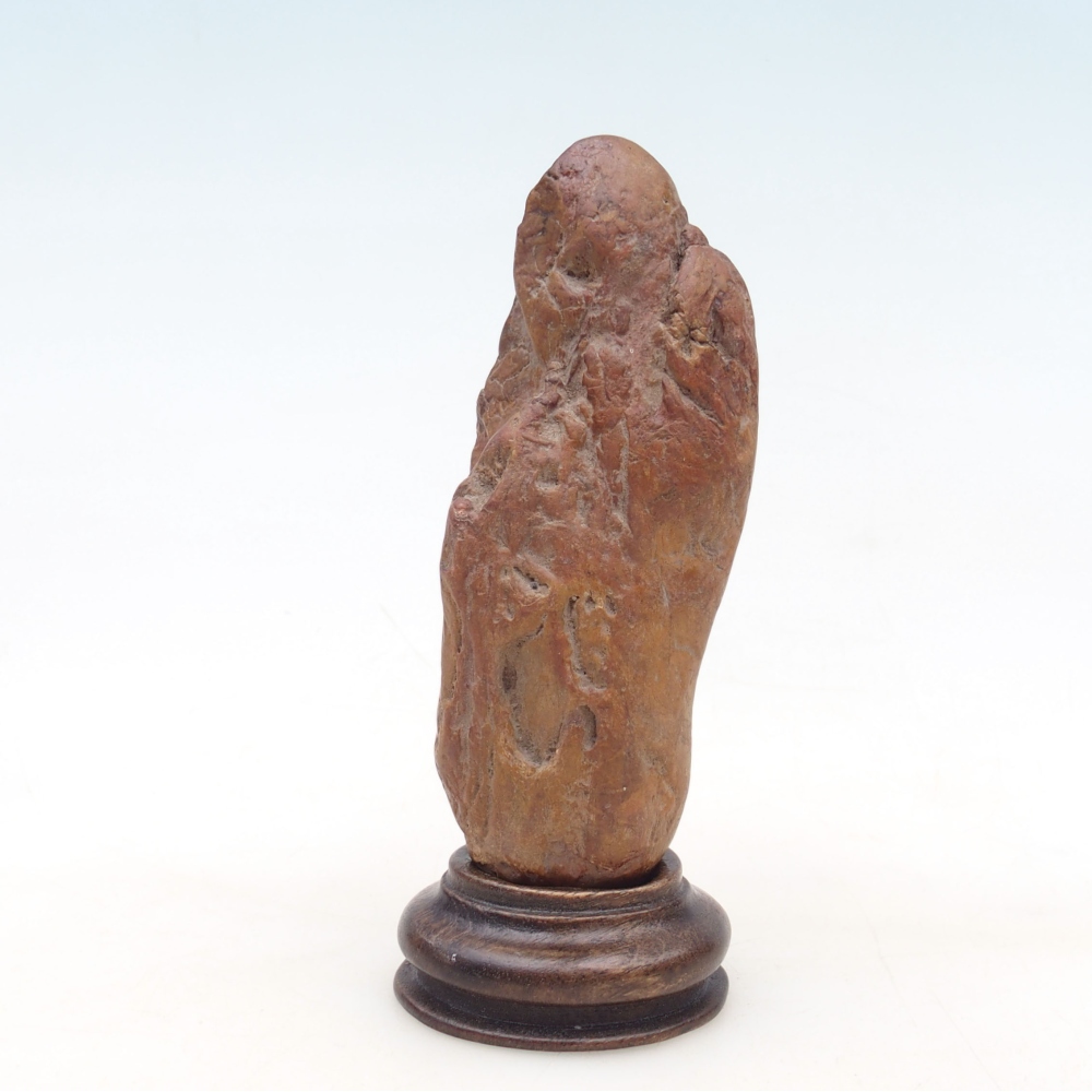 Suiseki - Steen met DAI (houten basis)