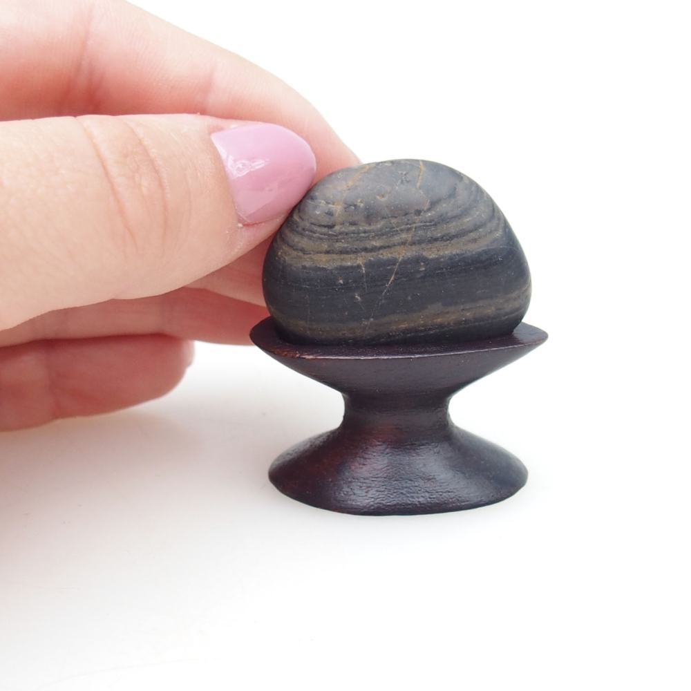 Suiseki - Steen met DAI (houten basis)