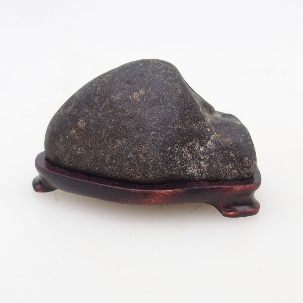 Suiseki - Steen met DAI (houten basis)