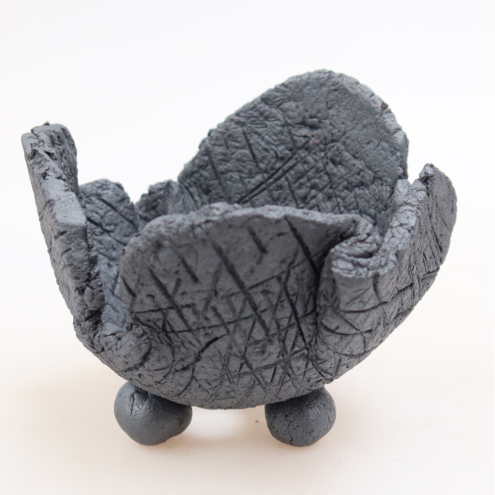 Keramische schaal  10,5 x 9 x 8,5 cm, metaalachtige kleur