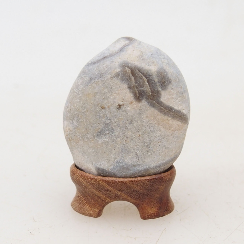 Suiseki - Steen met DAI (houten basis)