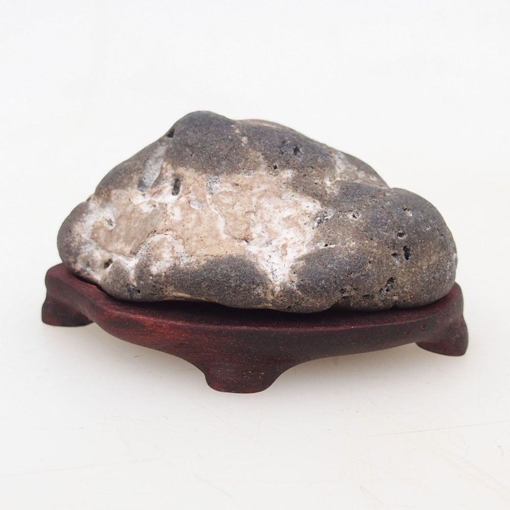 Suiseki - Steen met DAI (houten basis)