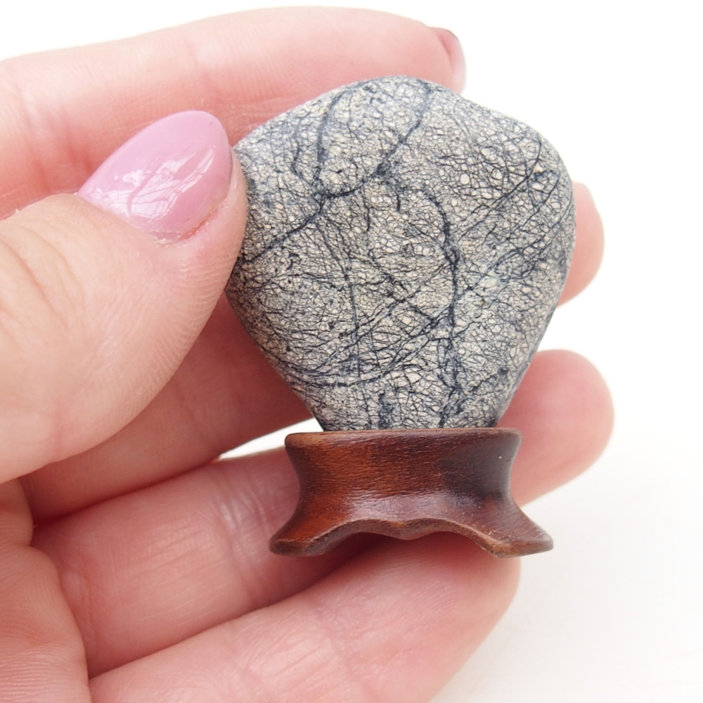 Suiseki - Steen met DAI (houten basis)