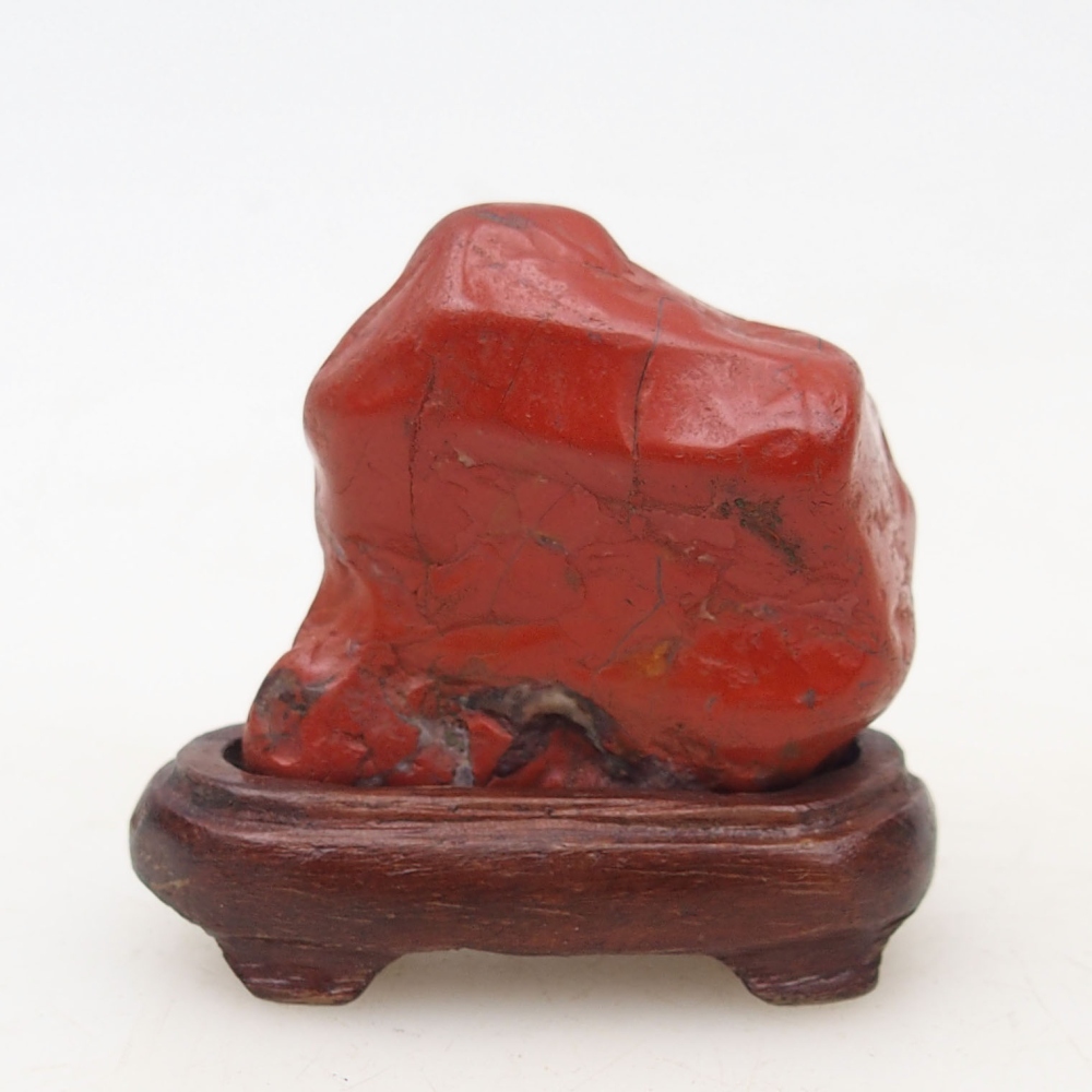 Suiseki - Steen met DAI (houten basis)