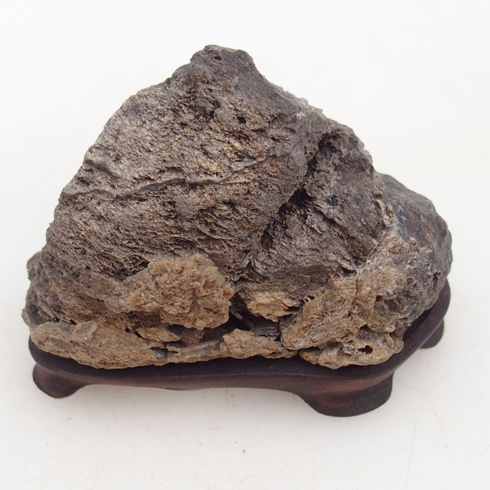 Suiseki - Steen met DAI (houten basis)