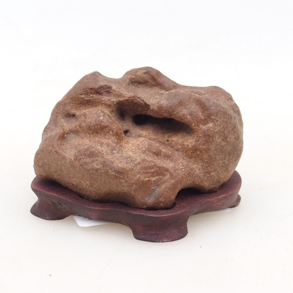 Suiseki - Steen met DAI (houten basis)