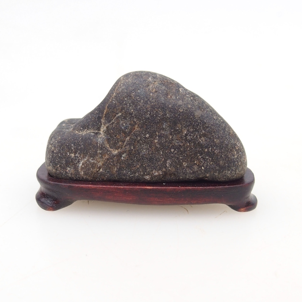 Suiseki - Steen met DAI (houten basis)