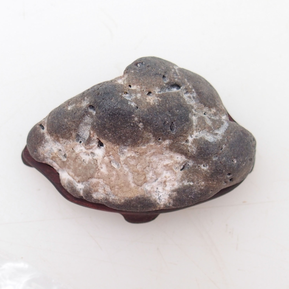 Suiseki - Steen met DAI (houten basis)