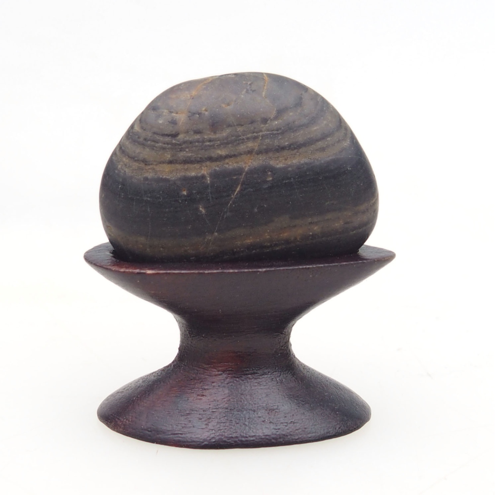 Suiseki - Steen met DAI (houten basis)