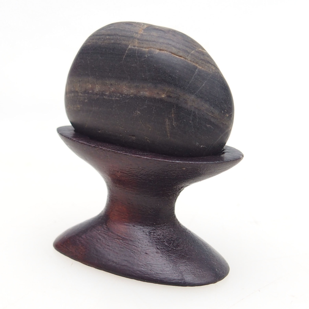 Suiseki - Steen met DAI (houten basis)