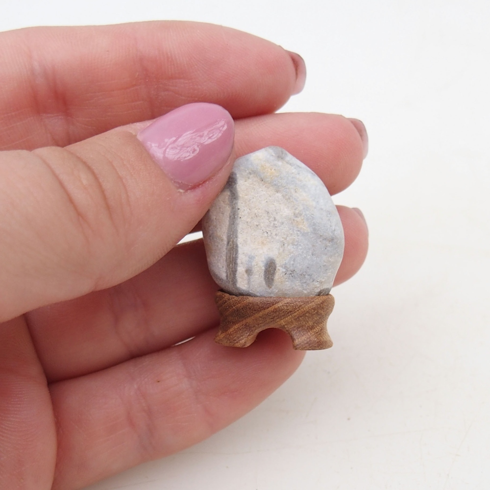 Suiseki - Steen met DAI (houten basis)