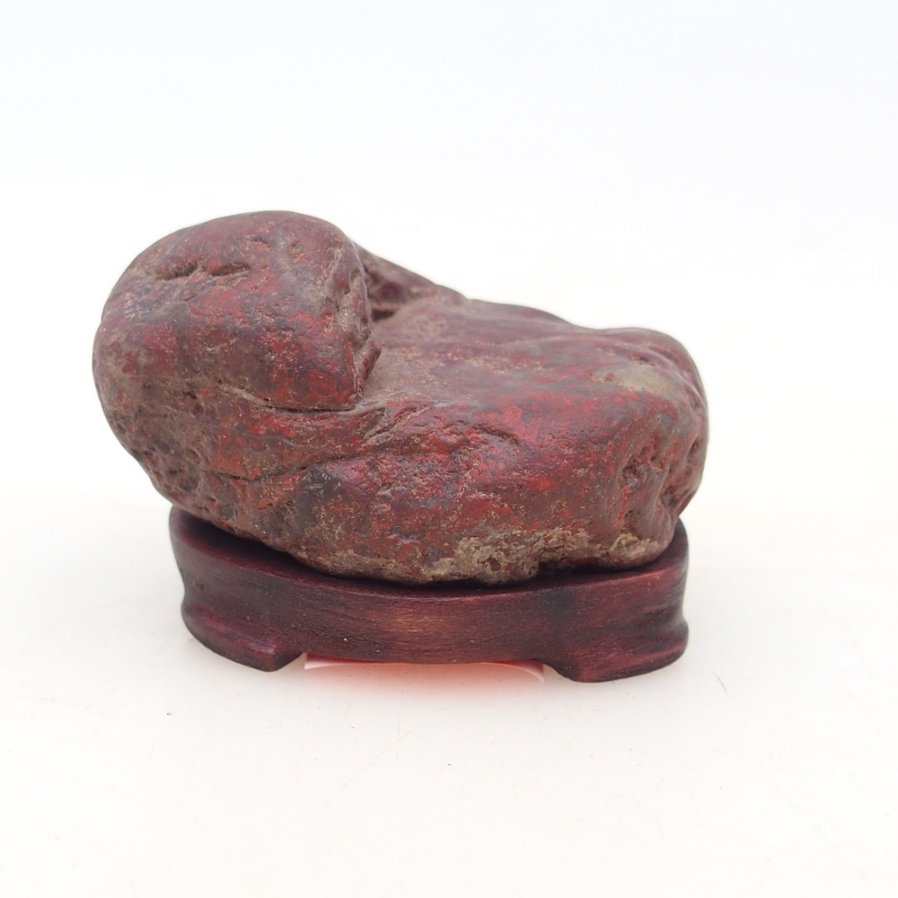 Suiseki - Steen met DAI (houten basis)