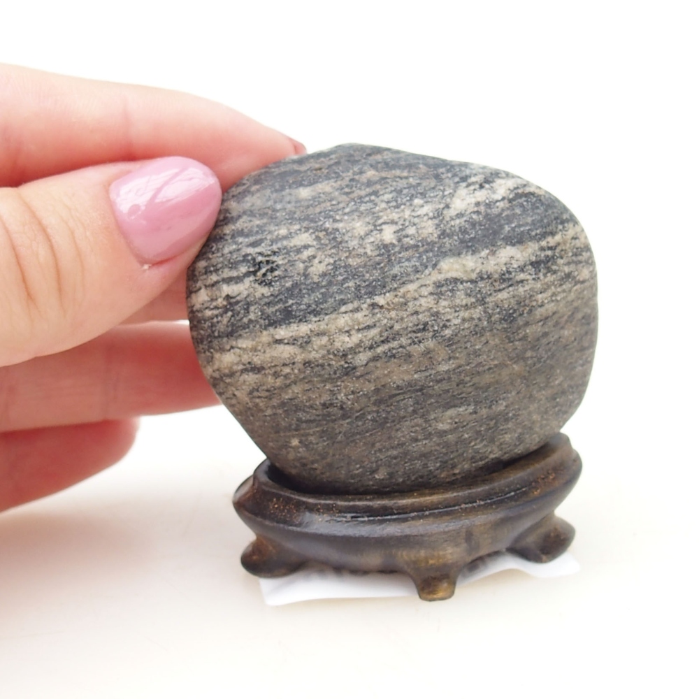 Suiseki - Steen met DAI (houten basis)