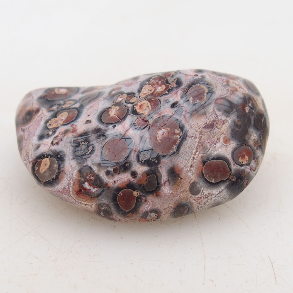 Suiseki - Steen met DAI (houten basis)