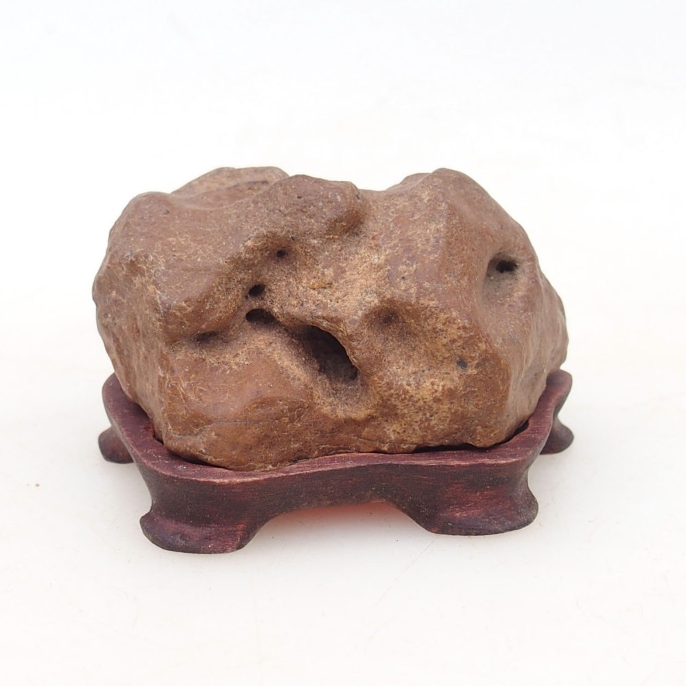 Suiseki - Steen met DAI (houten basis)