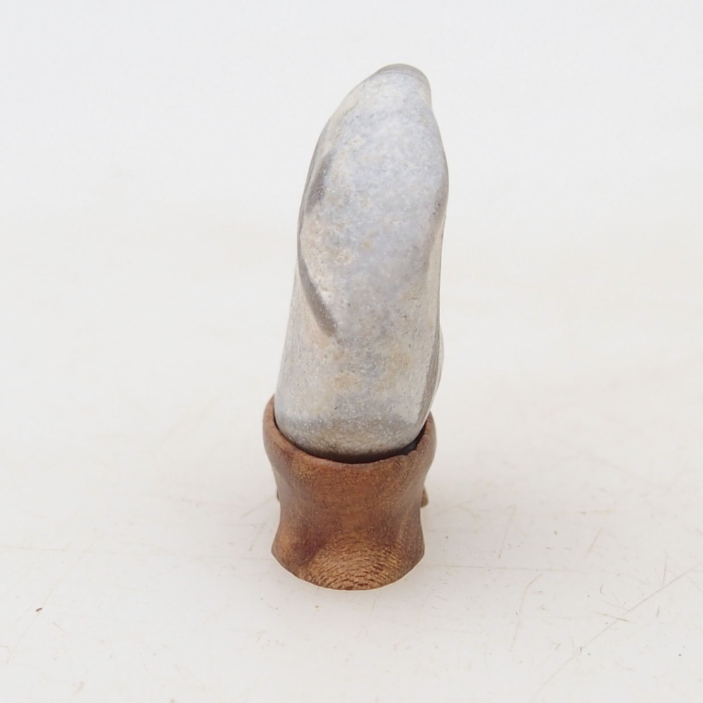 Suiseki - Steen met DAI (houten basis)