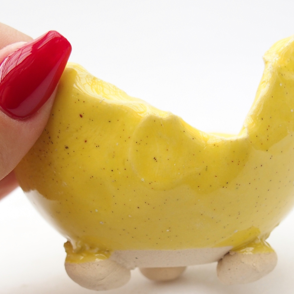 Schelp van keramiek 8,5 x 8,5 x 6 cm , geel