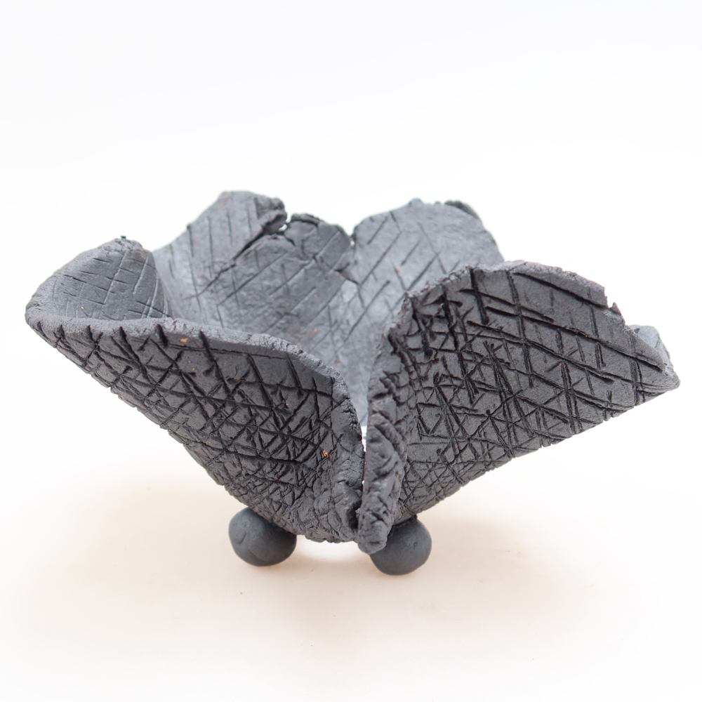 Keramische schaal  15 x 14 x 8 cm, metaalachtige kleur