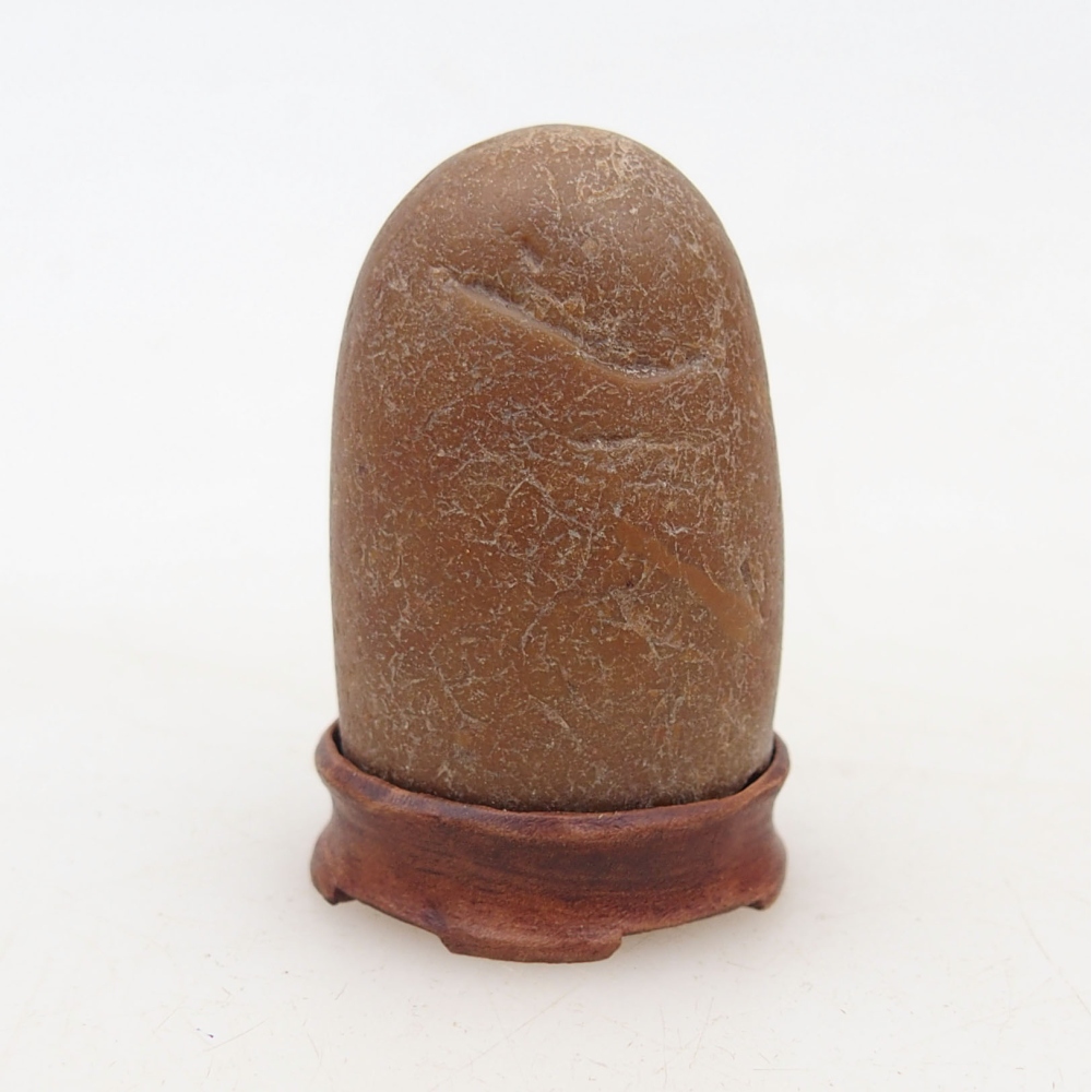 Suiseki - Steen met DAI (houten basis)