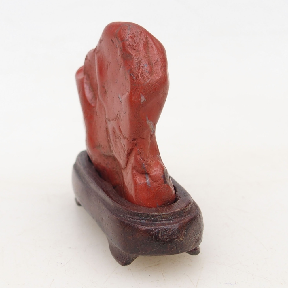 Suiseki - Steen met DAI (houten basis)