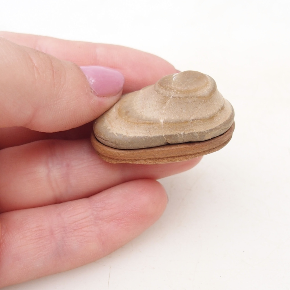 Suiseki - Steen met DAI (houten basis)