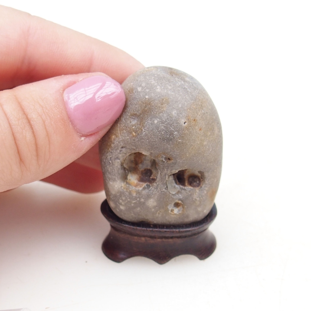 Suiseki - Steen met DAI (houten basis)