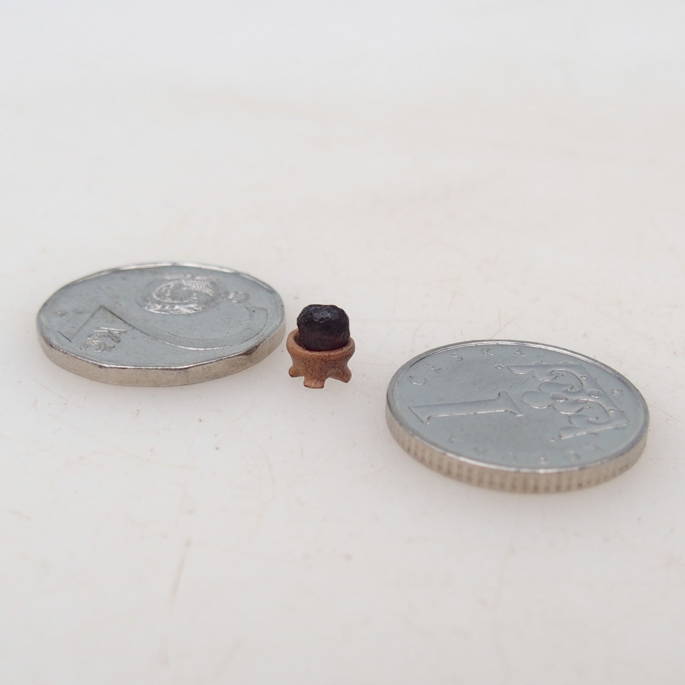 Suiseki - Steen met DAI (houten basis)