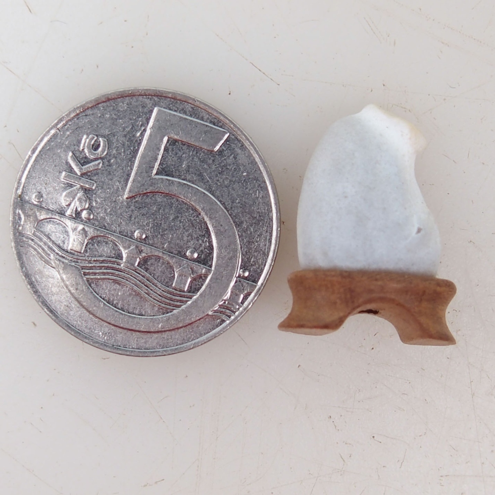 Suiseki - Steen met DAI (houten basis)