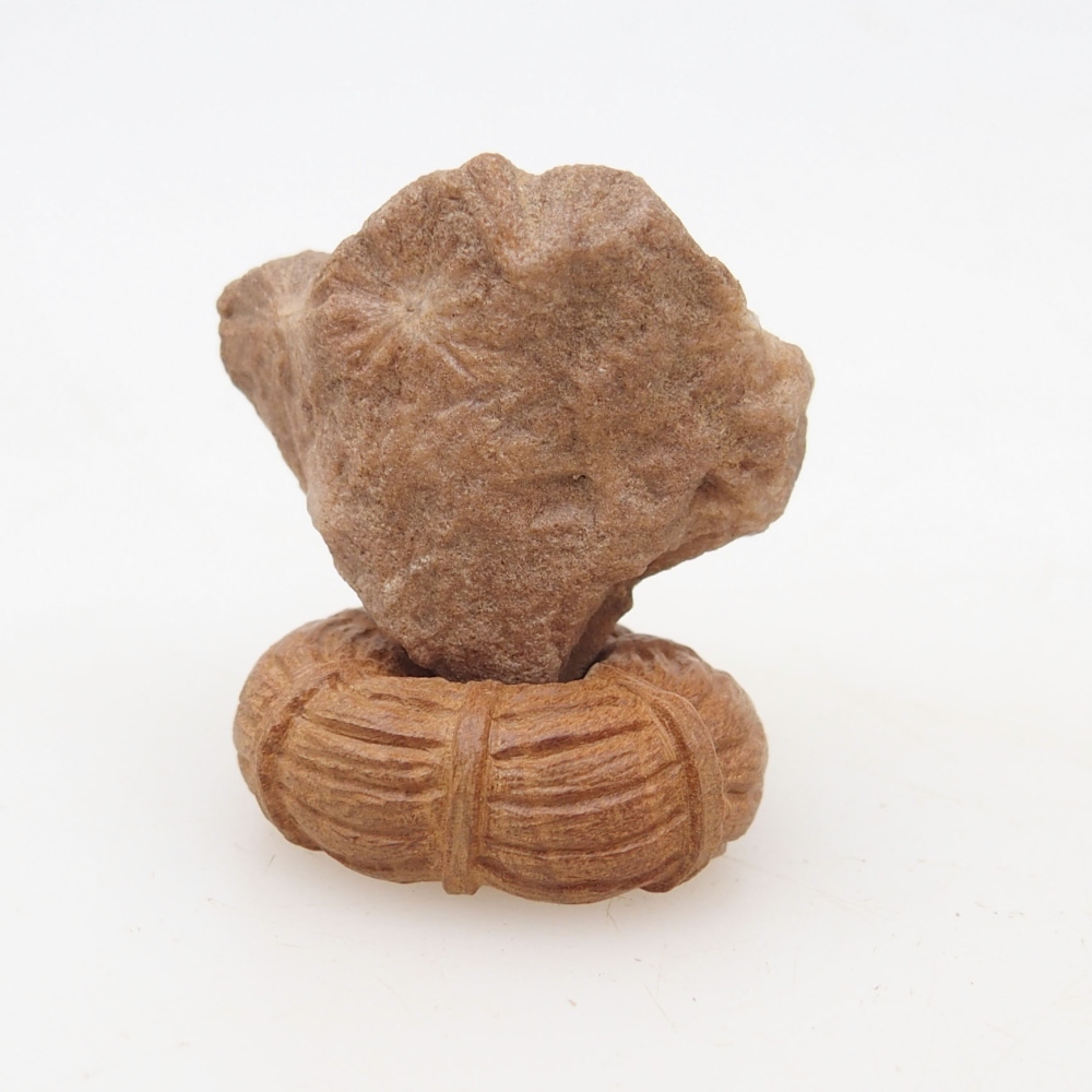 Suiseki - Steen met DAI (houten basis)