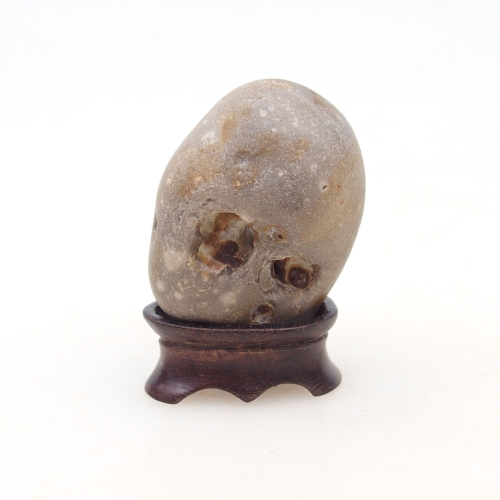 Suiseki - Steen met DAI (houten basis)