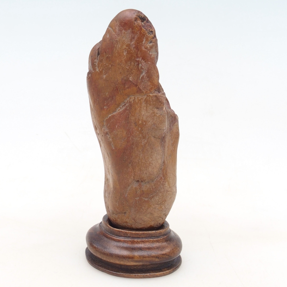 Suiseki - Steen met DAI (houten basis)