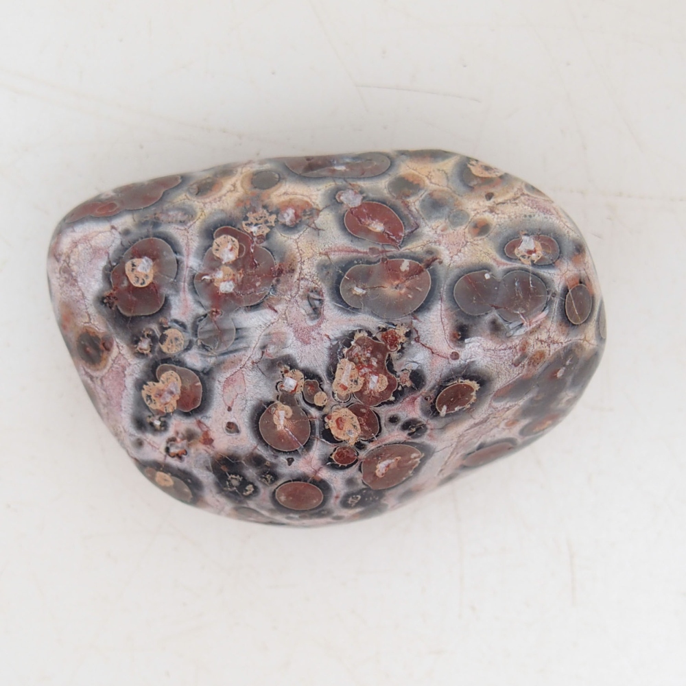 Suiseki - Steen met DAI (houten basis)