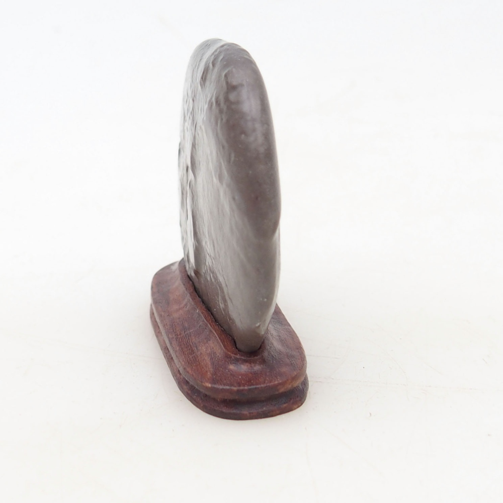 Suiseki - Steen met DAI (houten basis)