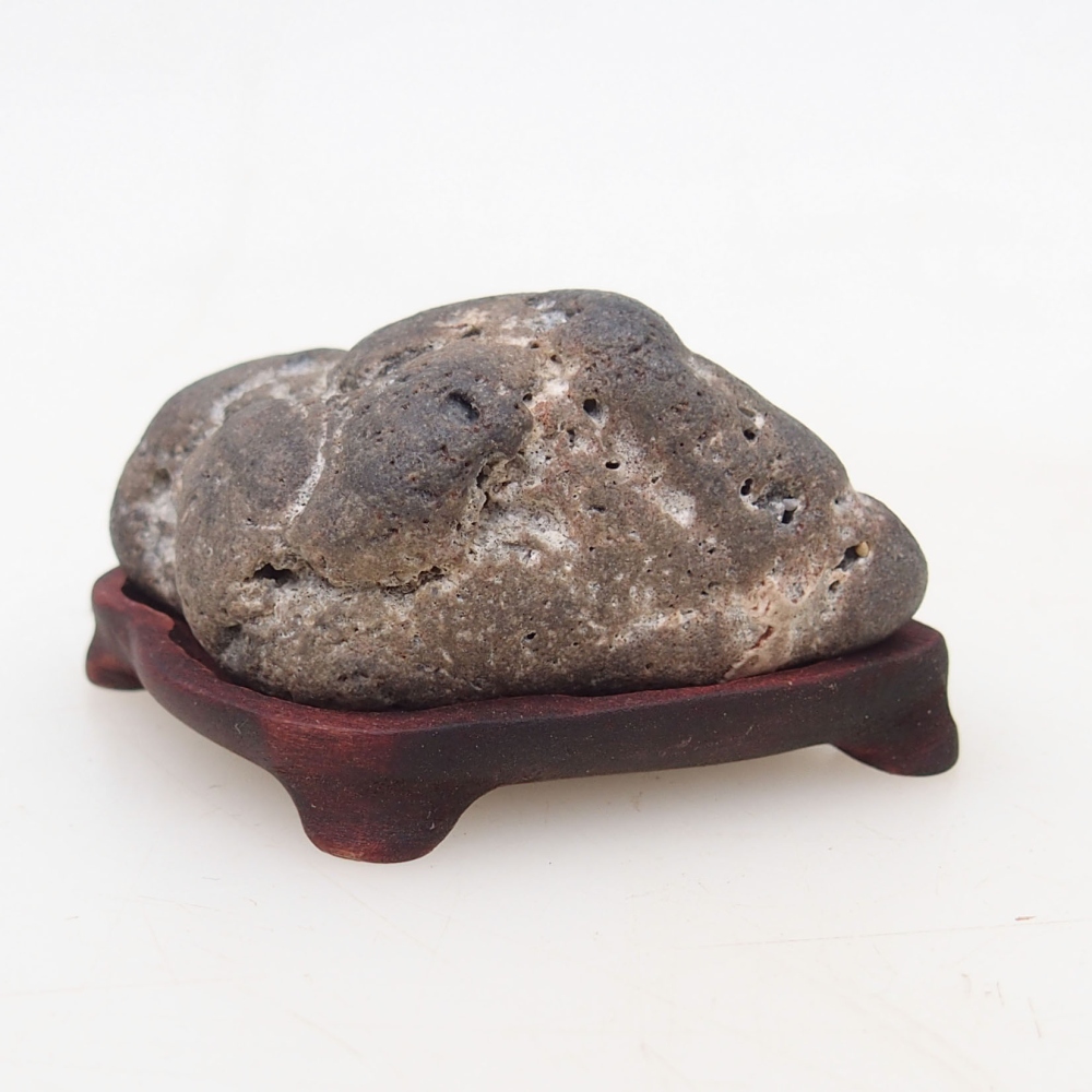 Suiseki - Steen met DAI (houten basis)