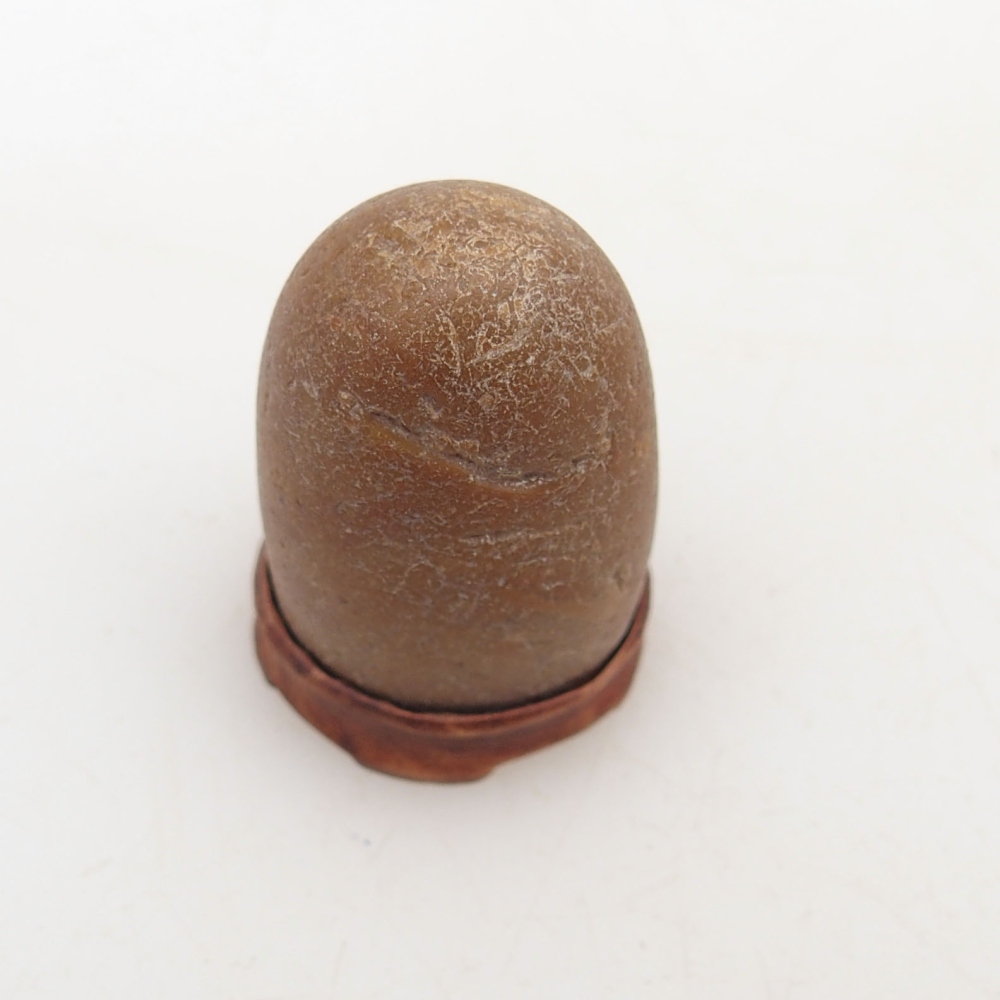 Suiseki - Steen met DAI (houten basis)