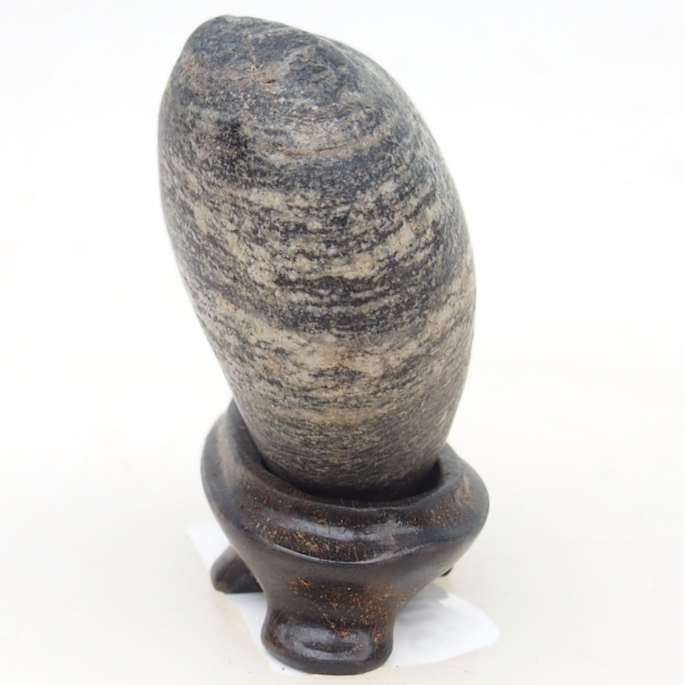 Suiseki - Steen met DAI (houten basis)