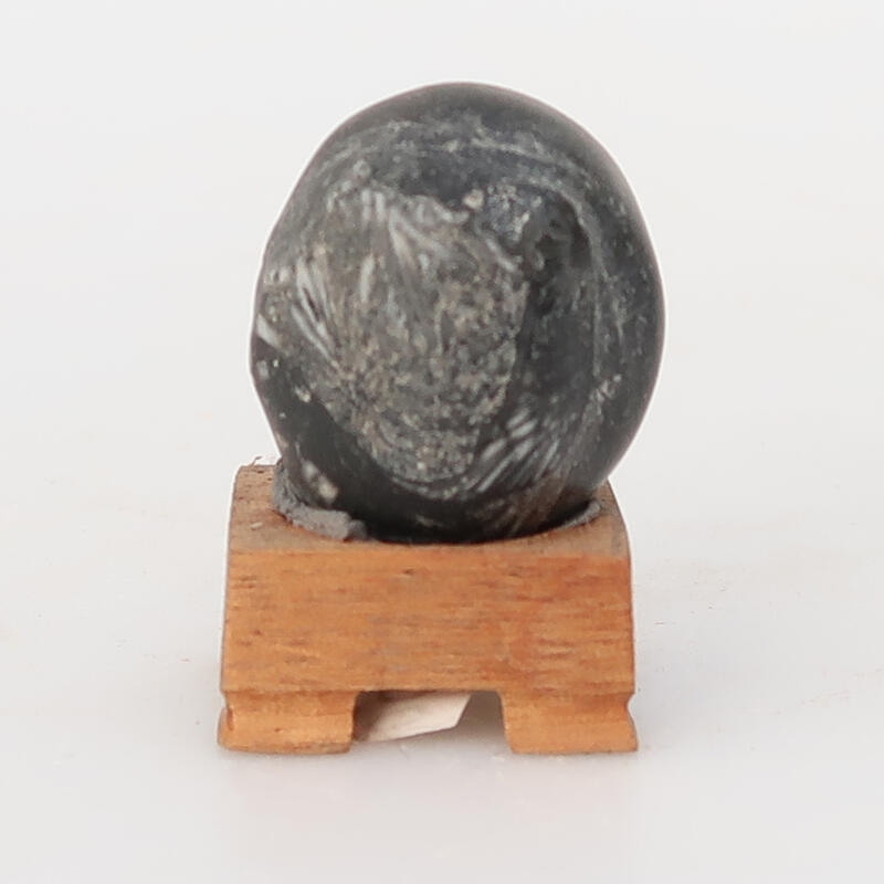 Suiseki - Steen met DAI (houten basis)