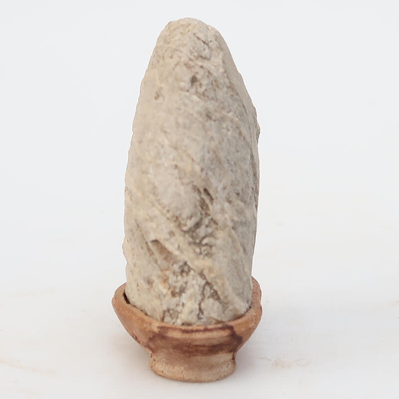 Suiseki - Steen met DAI (houten basis)