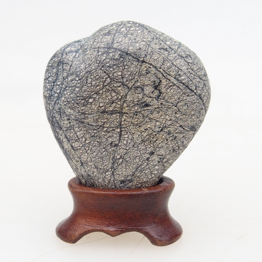 Suiseki - Steen met DAI (houten basis)